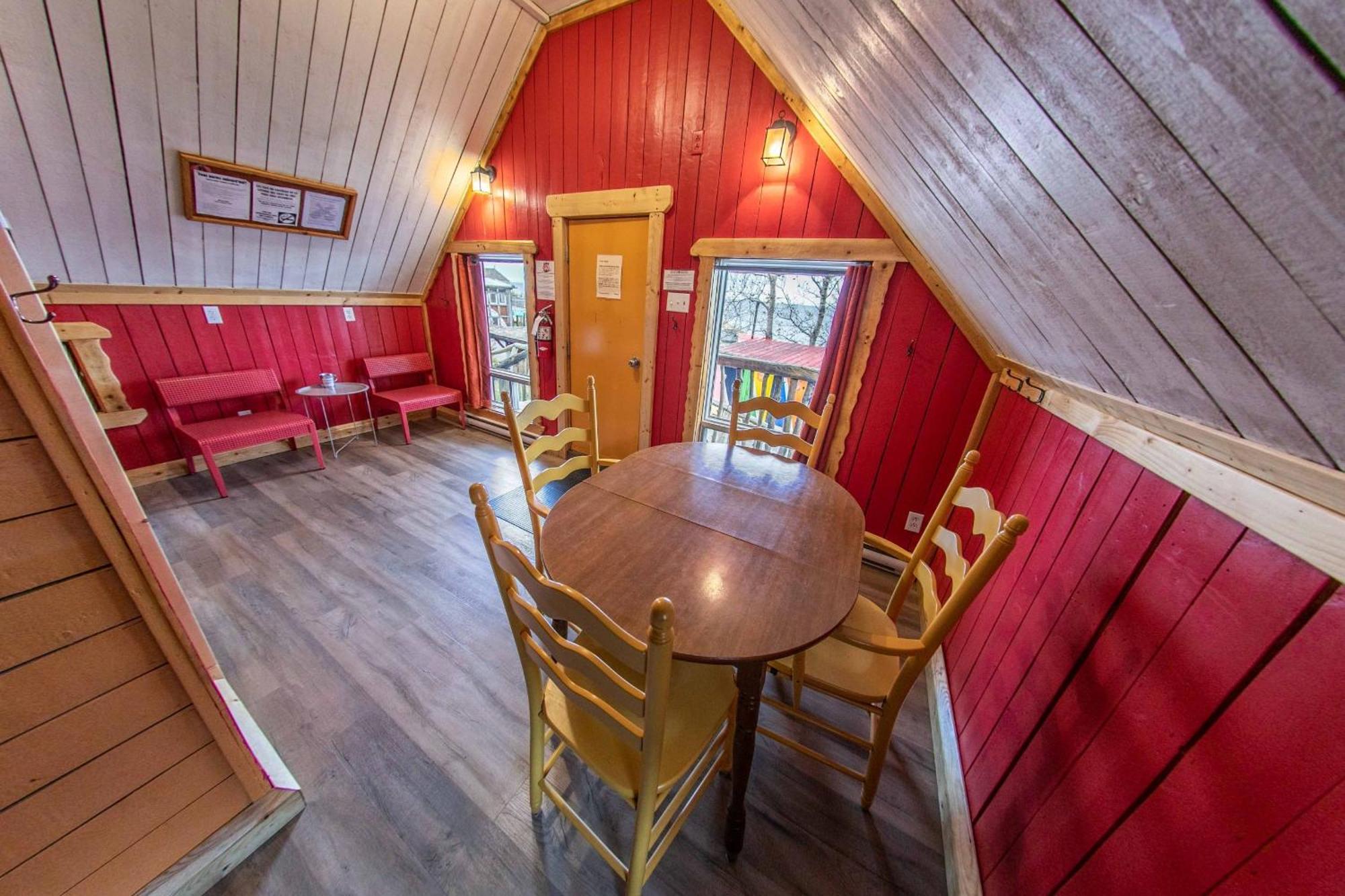 Auberge Festive Sea Shack Sainte Anne-des-Chênes Exterior foto